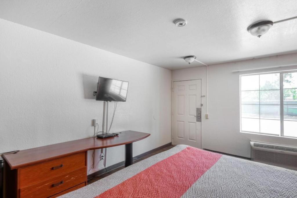 Oyo Hotel Baton Rouge Mid City מראה חיצוני תמונה