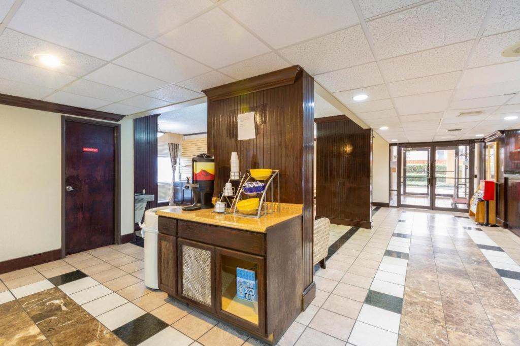 Oyo Hotel Baton Rouge Mid City מראה חיצוני תמונה