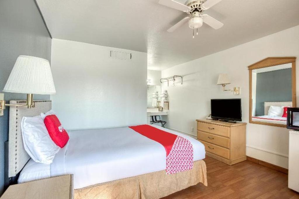 Oyo Hotel Baton Rouge Mid City מראה חיצוני תמונה