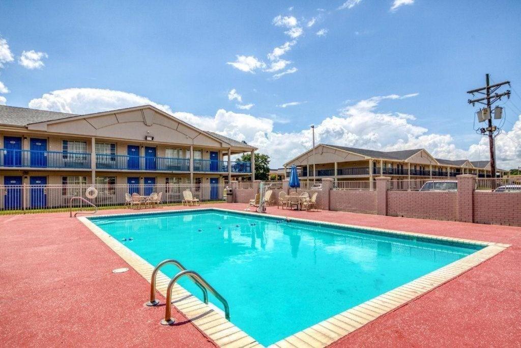 Oyo Hotel Baton Rouge Mid City מראה חיצוני תמונה